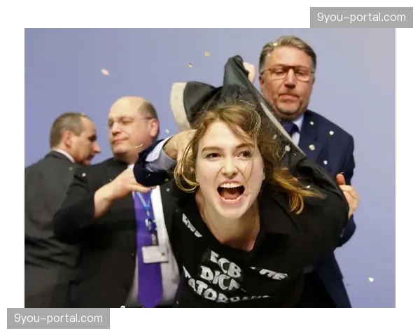 蒙特卡洛赛场出现抗议者，高呼环保口号并向场内抛洒彩纸，被安保带离